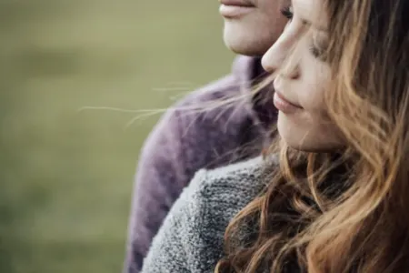 Qarşı tərəfin sizə aşiq olduğunu göstərən - 5 əlamət