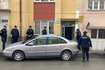 Əsəbi qonşu gənc qızı - BIÇAQLADI
