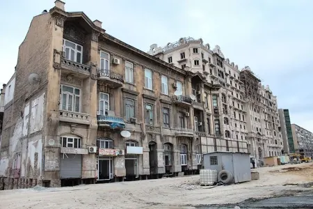 Bakıda binanın balkonu uçdu