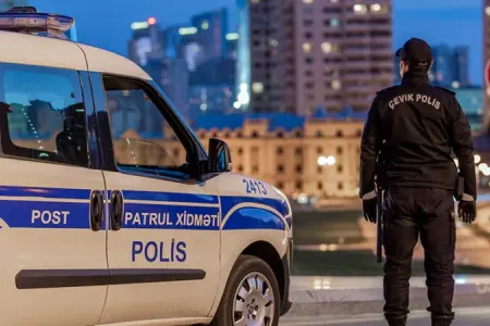 Yol polisi yanmış uşağı xəstəxanaya belə çatdırdı - ANBAAN VİDEO