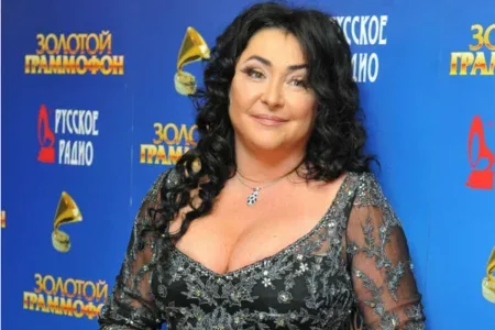 Məşhur müğənni mikrofonla dişini çıxardı