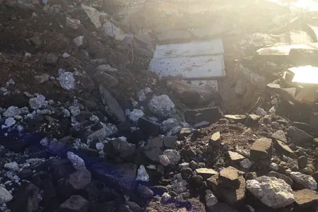 On mərtəbəli otel uçdu: Dağıntılar altında qalanlar var