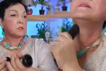 Bloger efirdə üzünü tozsoranla masaj etdi