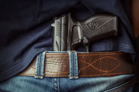 4 yaşlı uşaq anasının tapançasını tapdı - Özünü yaraladı
