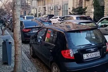 Maşınını səkidə saxlayan sürücülərə xəbərdarlıq