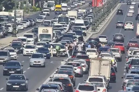 Bakıda piyadanın səbəb olduğu zərcirvari qəza... - Video