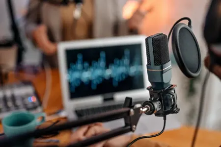 Efirdə müğənninin üzünə tüpürdülər