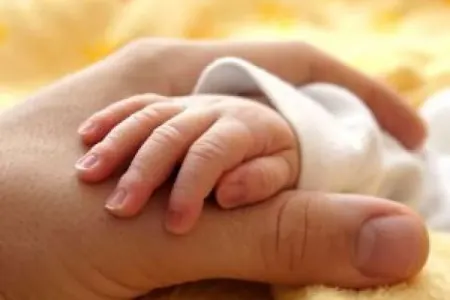 7 aylıq körpənin dəhşətli ölümü - çarpayı ilə baza arasında qaldı