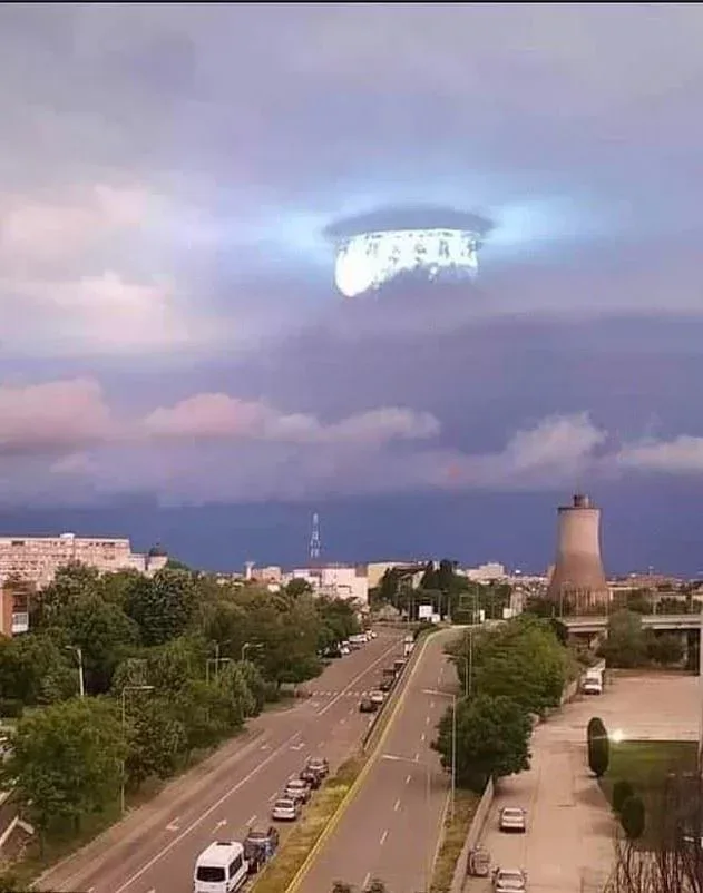 Şəhər üzərində yadplanetlilər peyda oldu - FOTO