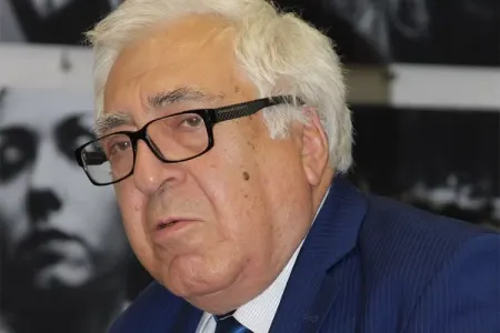 "İki-üç şeir yazan kimi fəxri adlar, mükafatlar istəyirlər"