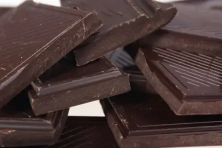 Qida rasionunuza tünd şokoladı daxil etməyin - 4 SƏBƏBİ