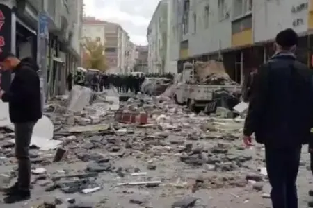 Türkiyədə yaşayış binasında partlayış: ölü və yaralılar var