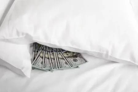 Pulu "yastıq altında" saxlamaq iqtisadiyyata necə təsir edir?
