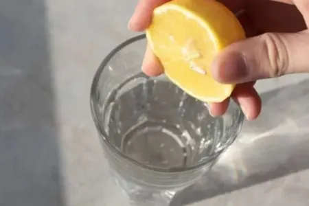 Acqarnına limonlu su içməyin inanılmaz faydaları