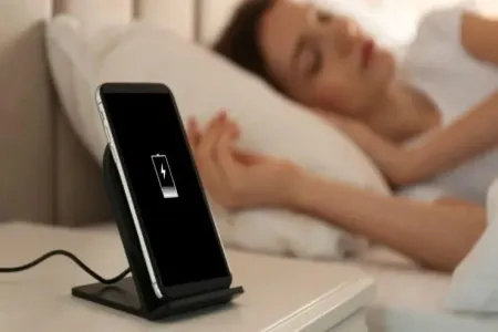 “iPhone"un yanında yatdı: - səhər saat 6:30-da...