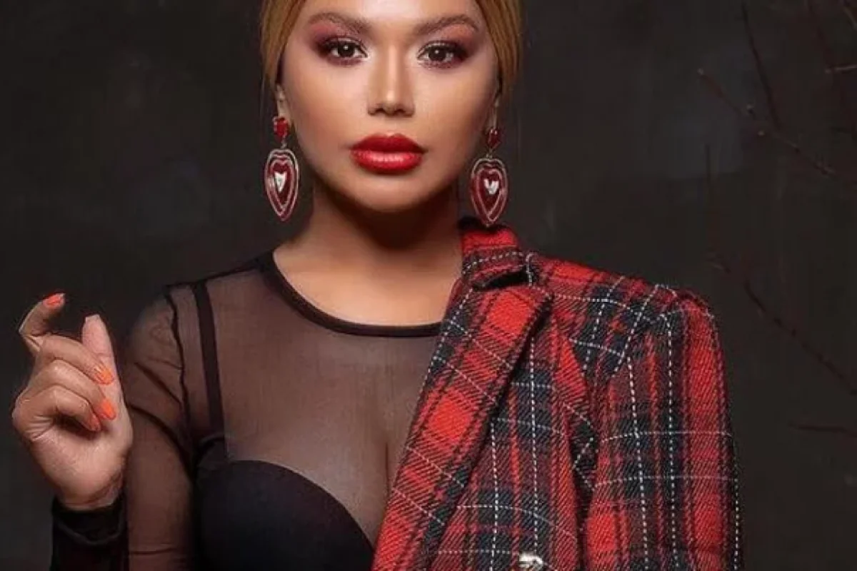 Müğənni Türkanın toyda halı - PİSLƏŞDİ