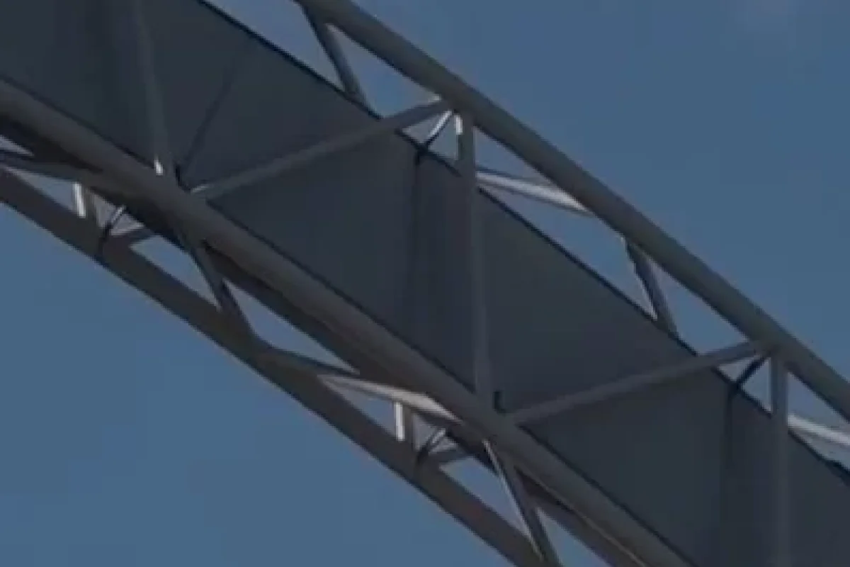 Bakıda bir nəfər körpünün üzərinə çıxdı, daha sonra...