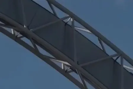 Bakıda bir nəfər körpünün üzərinə çıxdı, daha sonra...