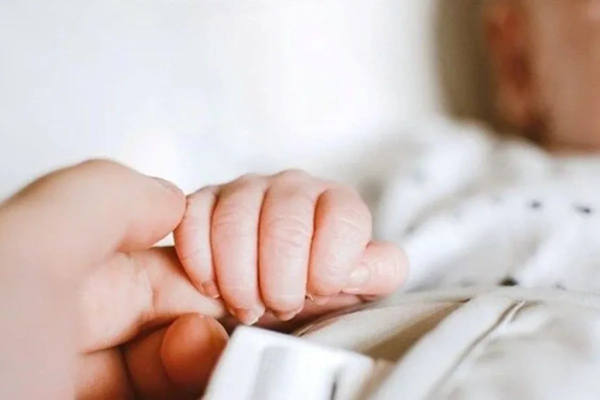 Körpə doğuşdan 5 saat sonra - ÖLDÜ: Ailə xəstəxananı...