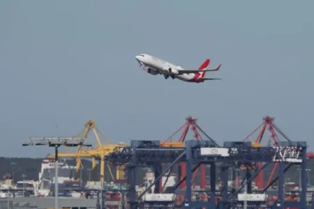 Qorxulu anlar: Təyyarənin mühərriki havaya qalxarkən alışdı