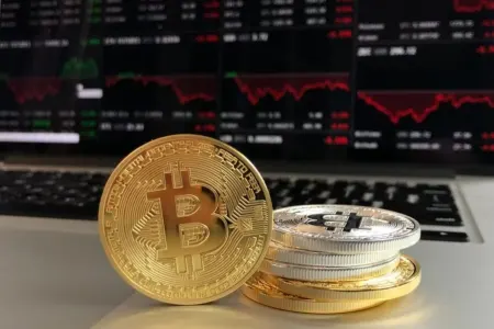 Bitkoinin qiyməti ardıcıl üçüncü dəfə tarixi rekordu yenilədi