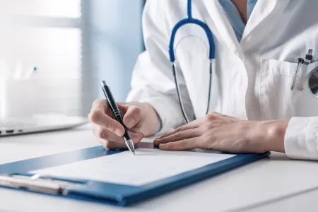 Uzman doktor xəstəsinin başına oyun açdı