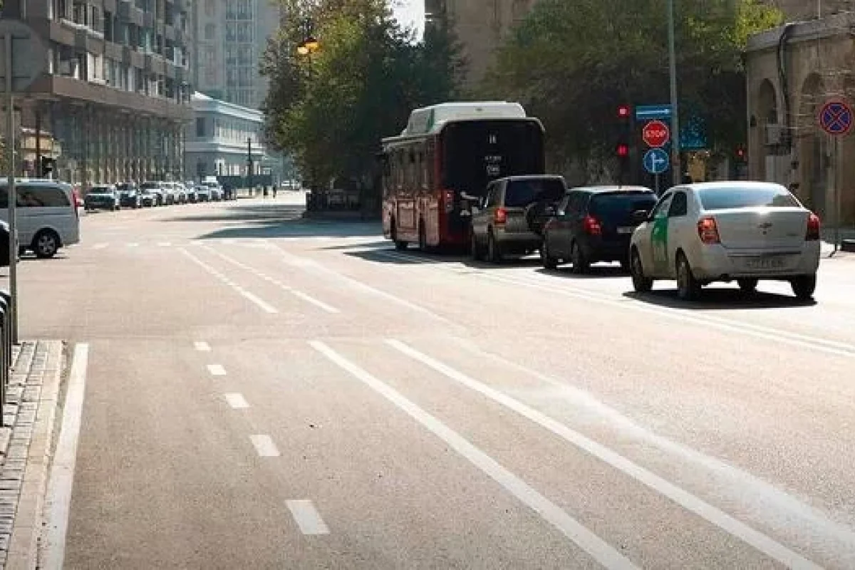 Bakının bu küçəsində mikromobillik zolaqlar salınır