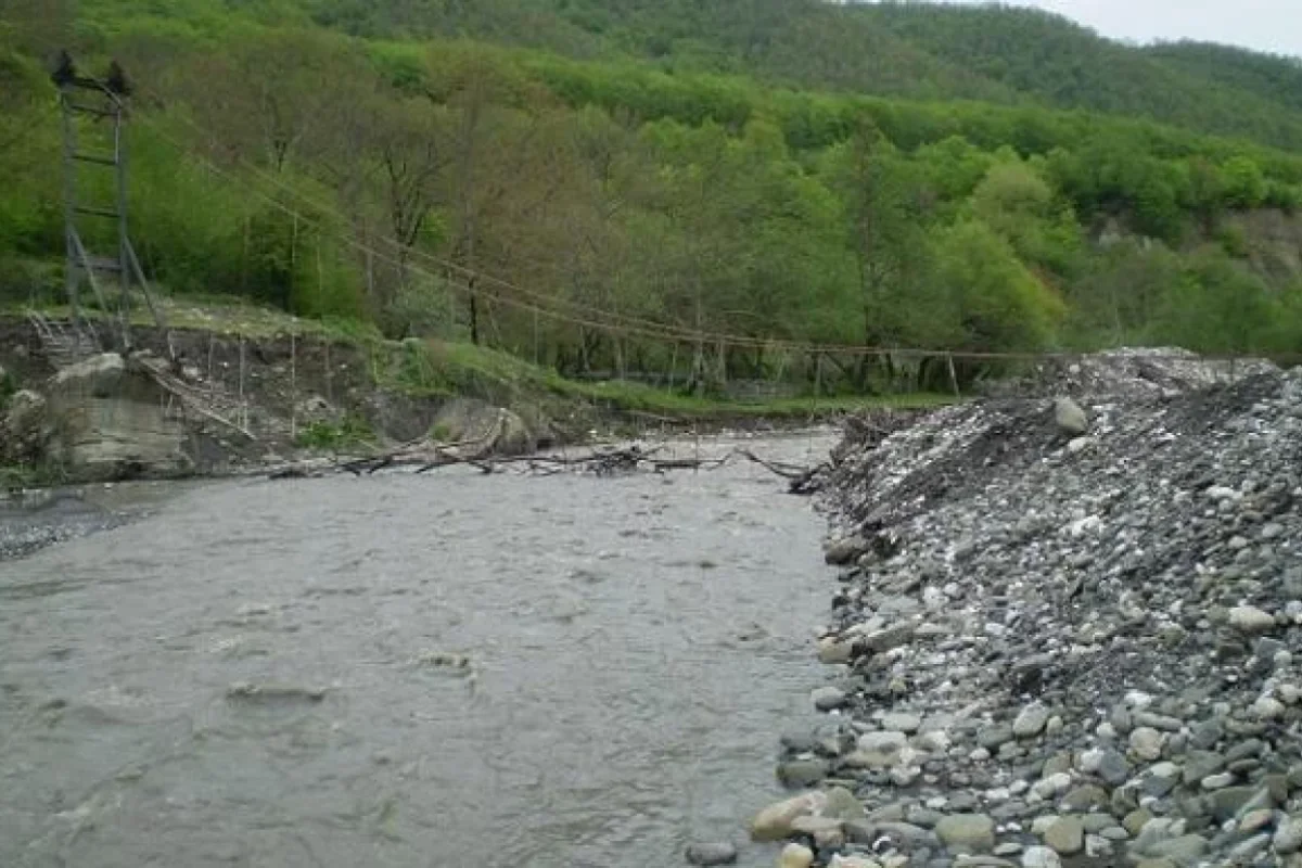 Gəncədə kişi hündürlükdən çaya düşərək öldü