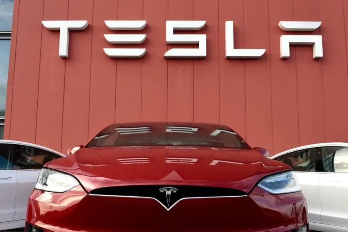 "Tesla"qapıları kilidlədi, - 4 nəfər yanaraq öldü