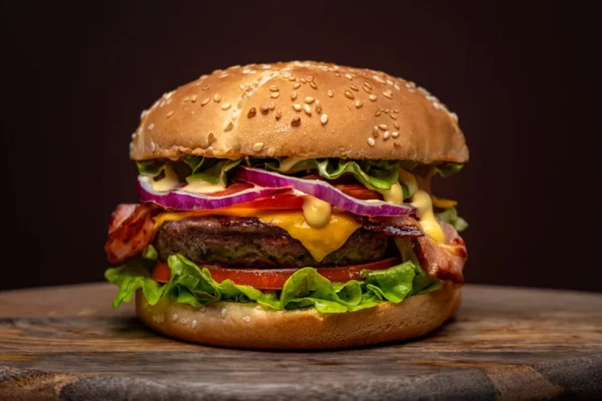 Hamburger yeyən 104 nəfər - XƏSTƏXANALIQ OLDU