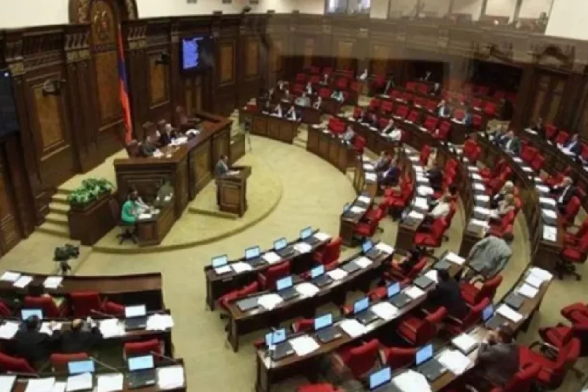 Ermənistan parlamentində əlbəyaxa DAVA DÜŞDÜ