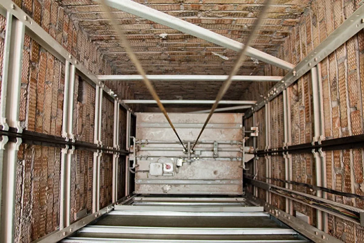 Usta inşaat zamanı liftin şaxtasına düşərək - ÖLDÜ