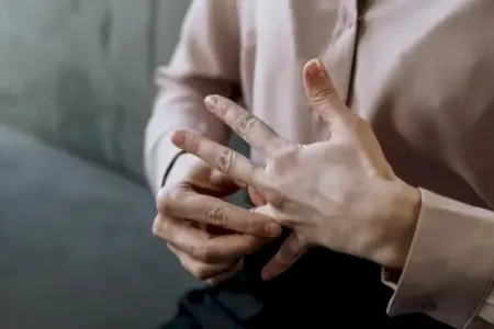 Evli kişilər buna görə üzük taxmaq istəmir