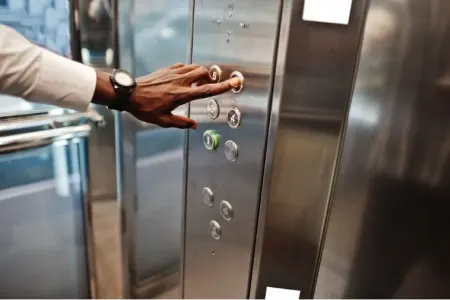Liftdə dəhşətli son: - Kabinlə divar arasında öldü