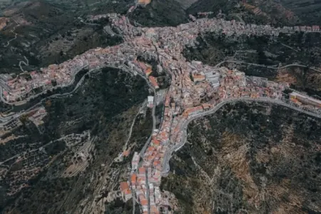 Bu şəhərə girənlər fərqinə varmır, amma kənardan görənlər heyrətlənir - Foto