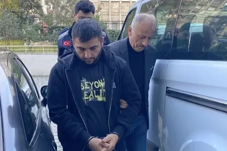 26 yaşlı oğlan pul verməyən anasını...