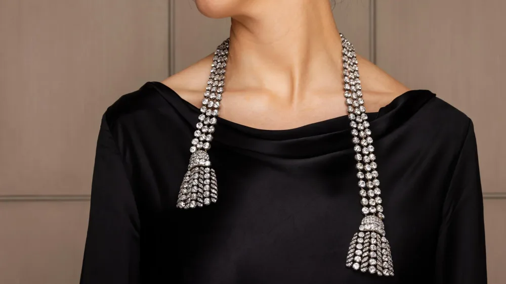 II Elizabetin boyunbağısı rekord qiymətə satıldı - FOTO