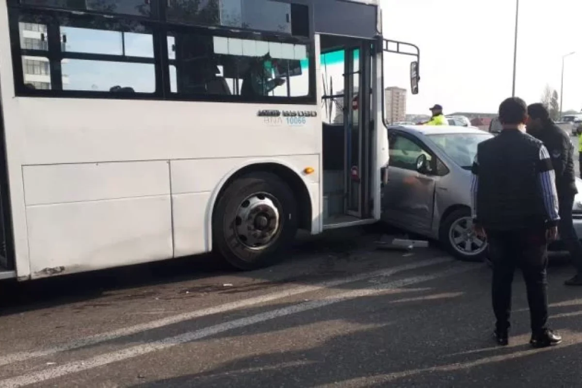 199 nömrəli avtobus "Prius"la toqquşdu