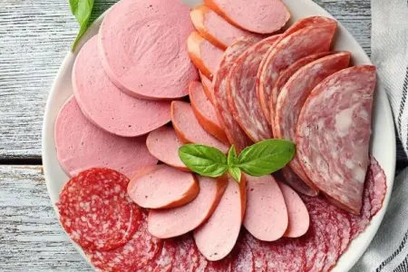 Sağlamlığımıza təhlükə yaradan qida: - Tərkibinə antibiotik vurulur