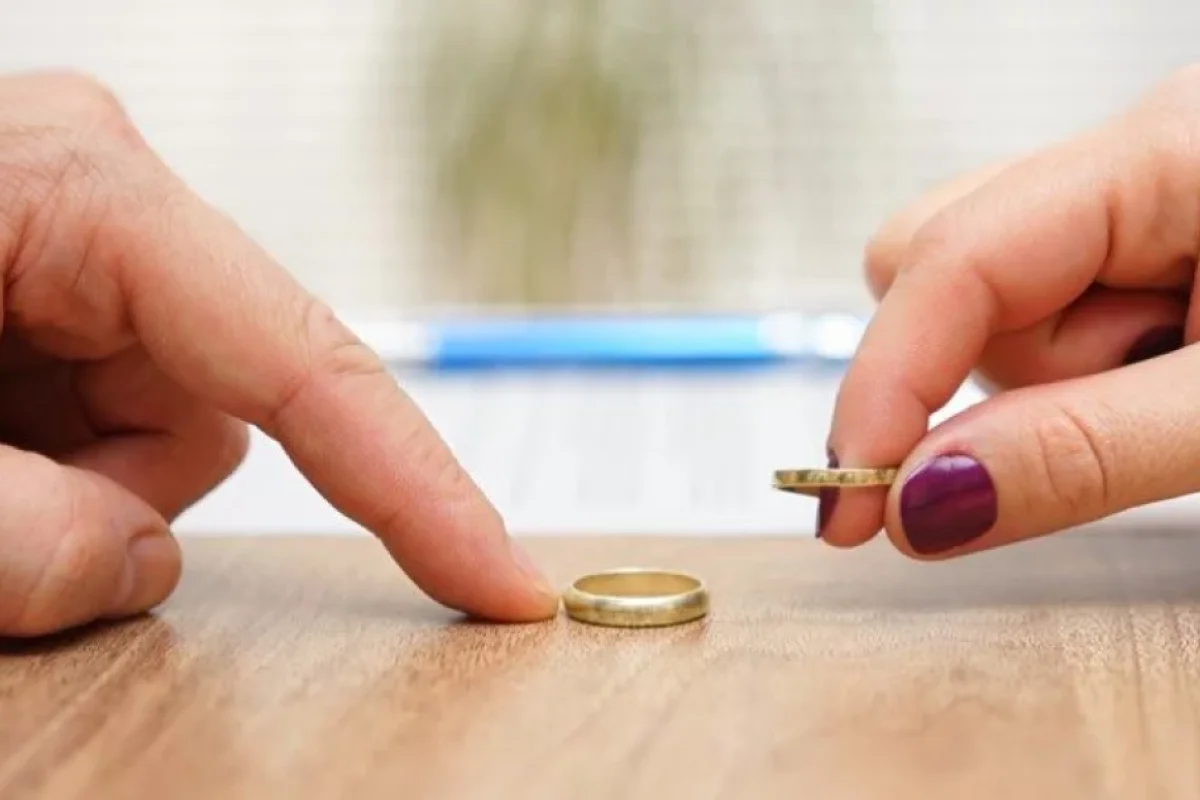 Məşhur müğənni ərindən boşanandan sonra görün harada əyləndi