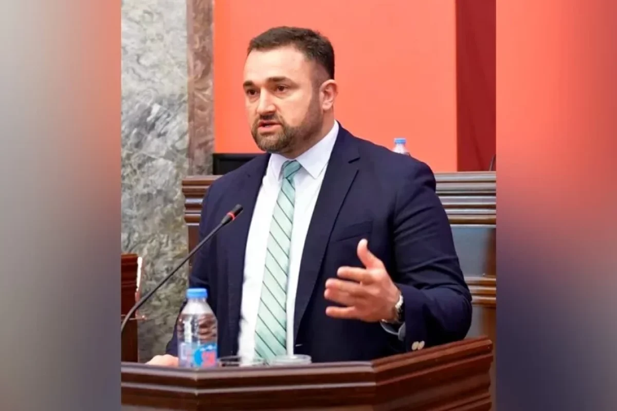 Gürcüstanda MSK sədrinin üstünə qara boya atıblar