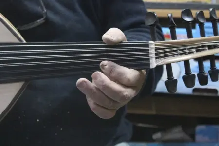 42 illik karyerasına dırnaqlarını qurban - VERDİ