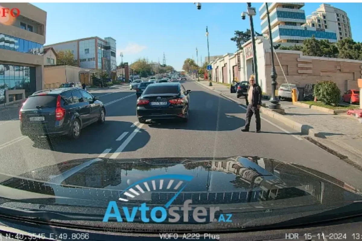 Səkini qoyub yolun ortasında dayanan kişi maşınların yolunu kəsdi - VİDEO