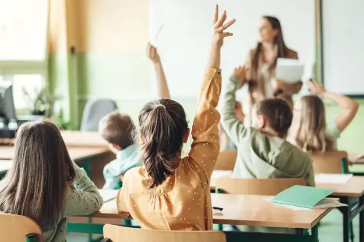 Müəllimə şagirdlərinin başına - OYUN AÇDI