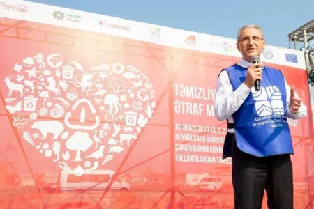 Nazirin COP29-da azyaşlı iştirakçı ilə səmimi görüntüsü - Video