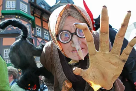 Cadugərlərin çəkici- Bu kitab 45 min insanın ölümünə səbəb oldu