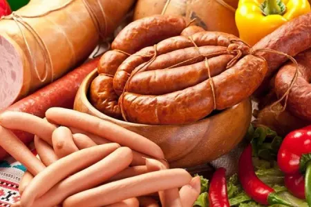 Kolbasa və sosislərə bu təhlükəli maddələr vurulur - XƏBƏRDARLIQ