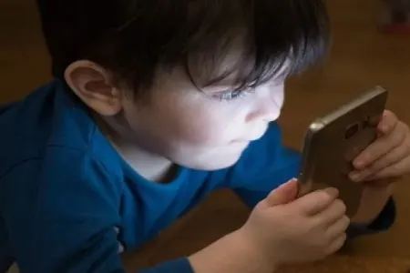 “Mobil telefon uşaqlarda xərçəng yaradır” iddiası - həkimdən SOS!