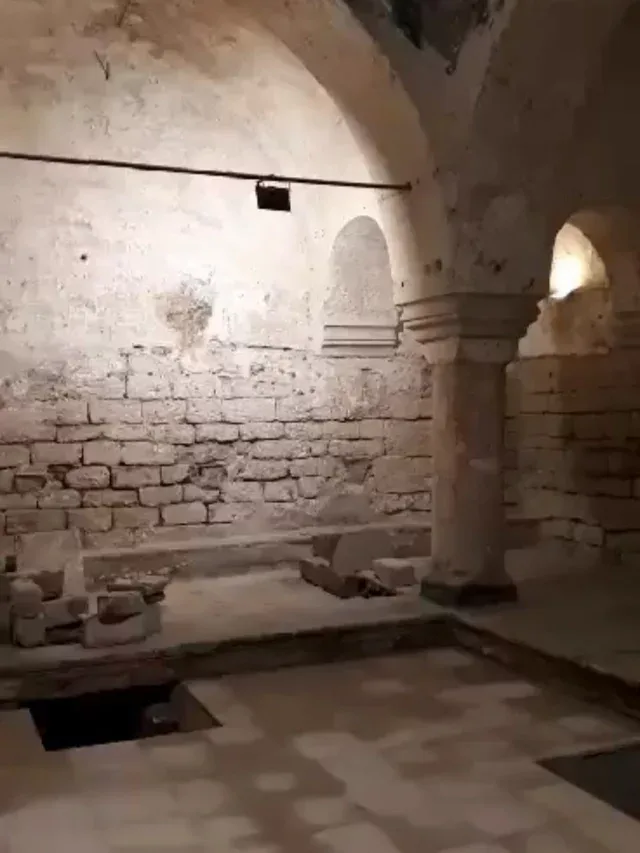 Bakının mərkəzində tarixi abidədən heç kimin xəbəri yoxdur - FOTO