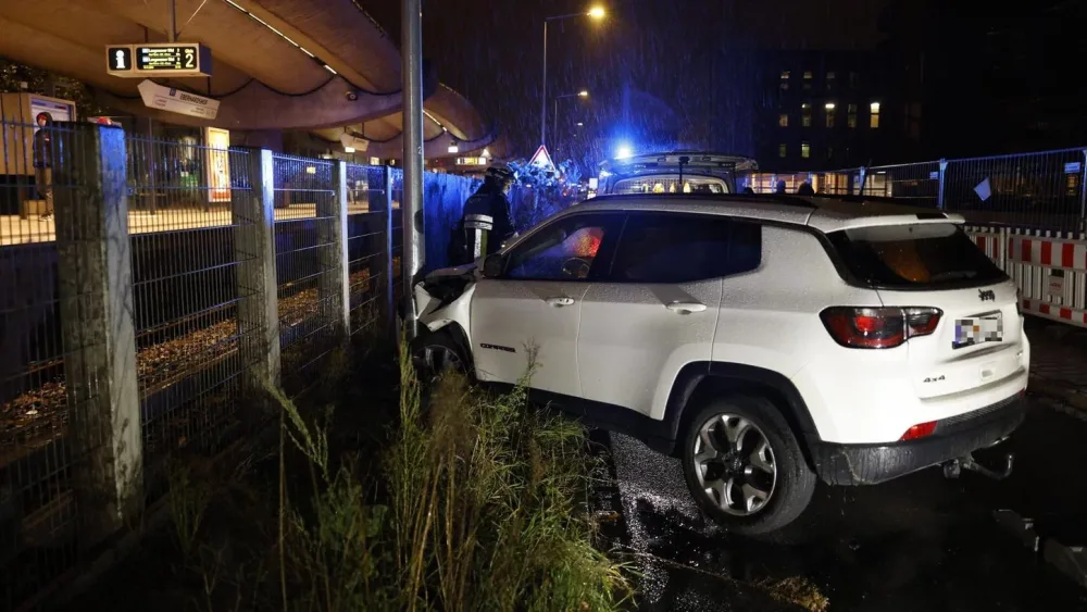 Avtomobil işıq dirəyinə çırpıldı - Metronun fəaliyyəti dayandırıldı - FOTO